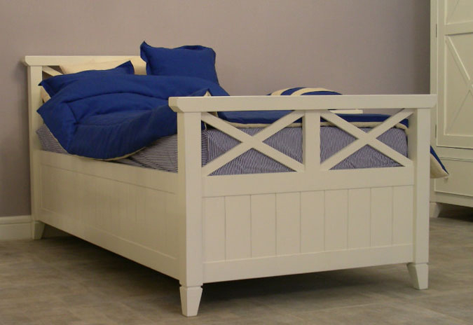Кровать деревянная полутороспальная