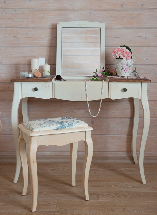 макияжный стол с зеркалом и ящиками